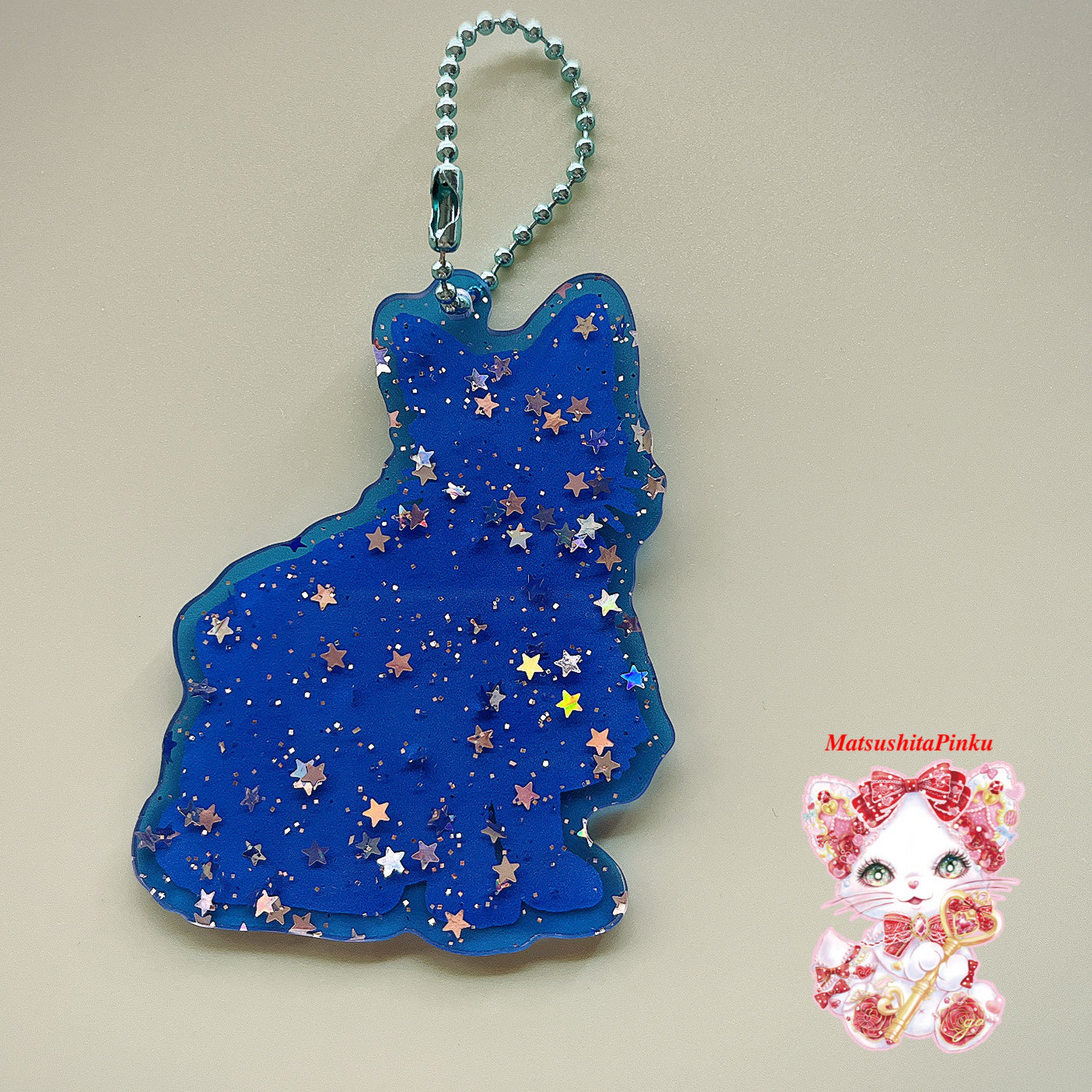 たくさんの星降る世界と光知る僕の特別な結びつき(アクリルキーホルダー)静かに光を守る猫ver/イラストレーター松下ぴんく
