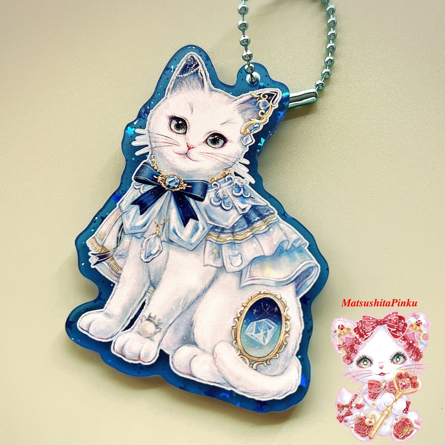 たくさんの星降る世界と光知る僕の特別な結びつき(アクリルキーホルダー)静かに光を守る猫ver/イラストレーター松下ぴんく