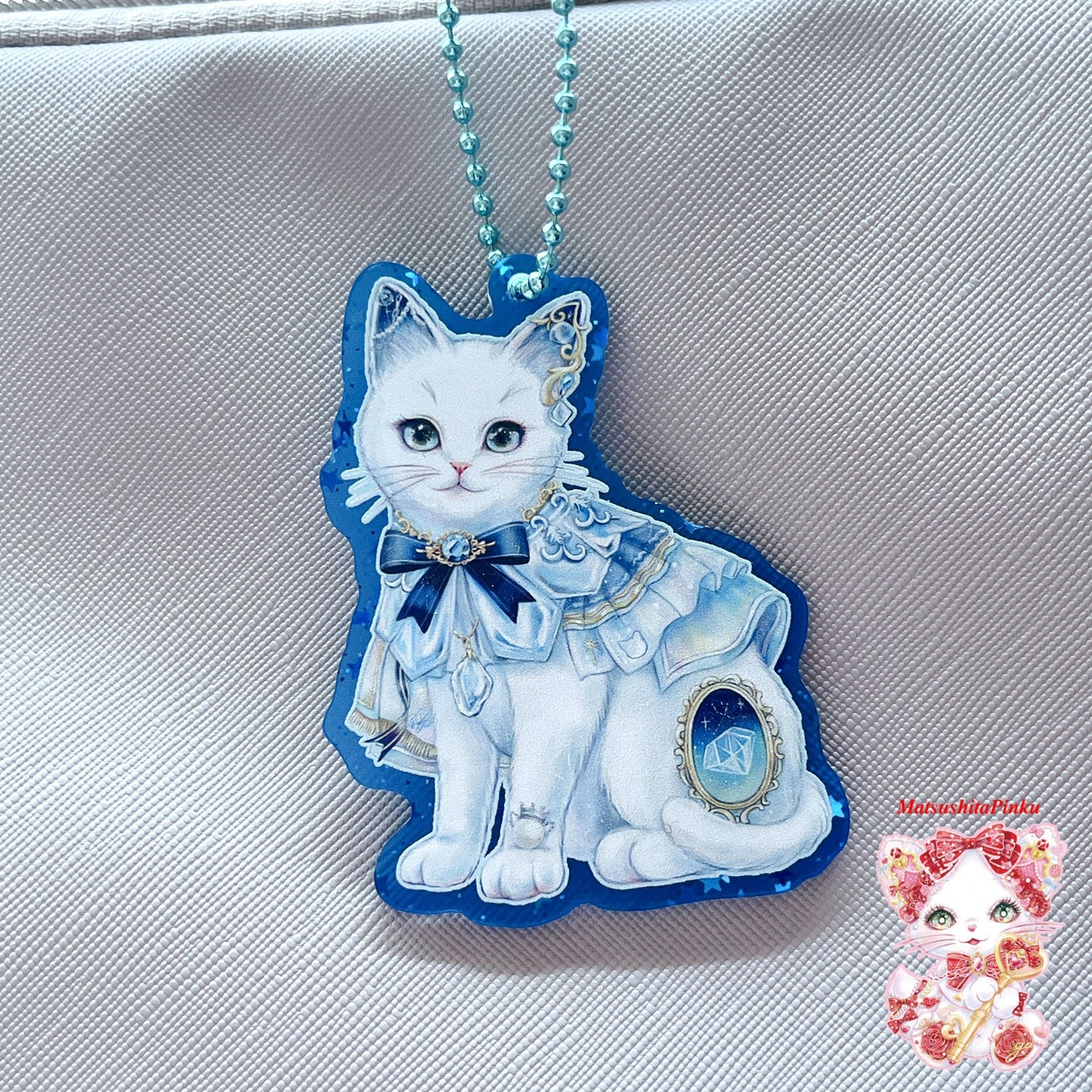 たくさんの星降る世界と光知る僕の特別な結びつき(アクリルキーホルダー)静かに光を守る猫ver/イラストレーター松下ぴんく