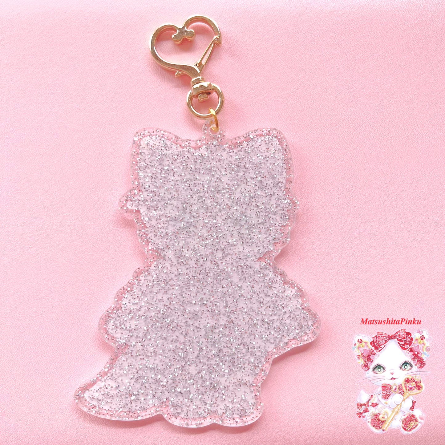 キラキラ夢とラメいっぱいお姫様のための特別なハートのお守りバレリーナ猫(アクリルキーホルダー)/イラストレーター松下ぴんく