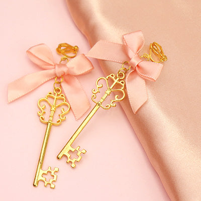 ピンク／リボン＆鍵モチーフのイヤリング