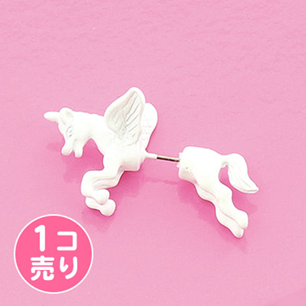 白ユニコーンが耳を通り抜けてる風ピアス1個売り