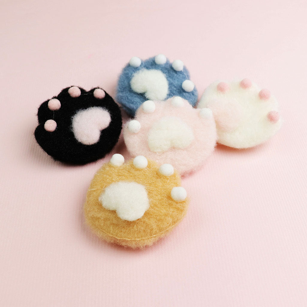 にゃんこの肉球ふわふわブローチ/1個売り