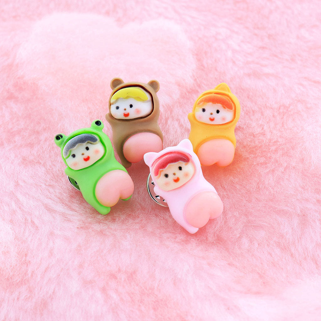 おしりを出したかぶり物キッズピンバッジ/1個売り