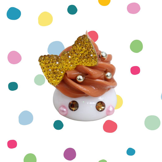 白＆薄茶／ホイップ盛り盛りキャラメルデカほっぺちゃん／ストラップ