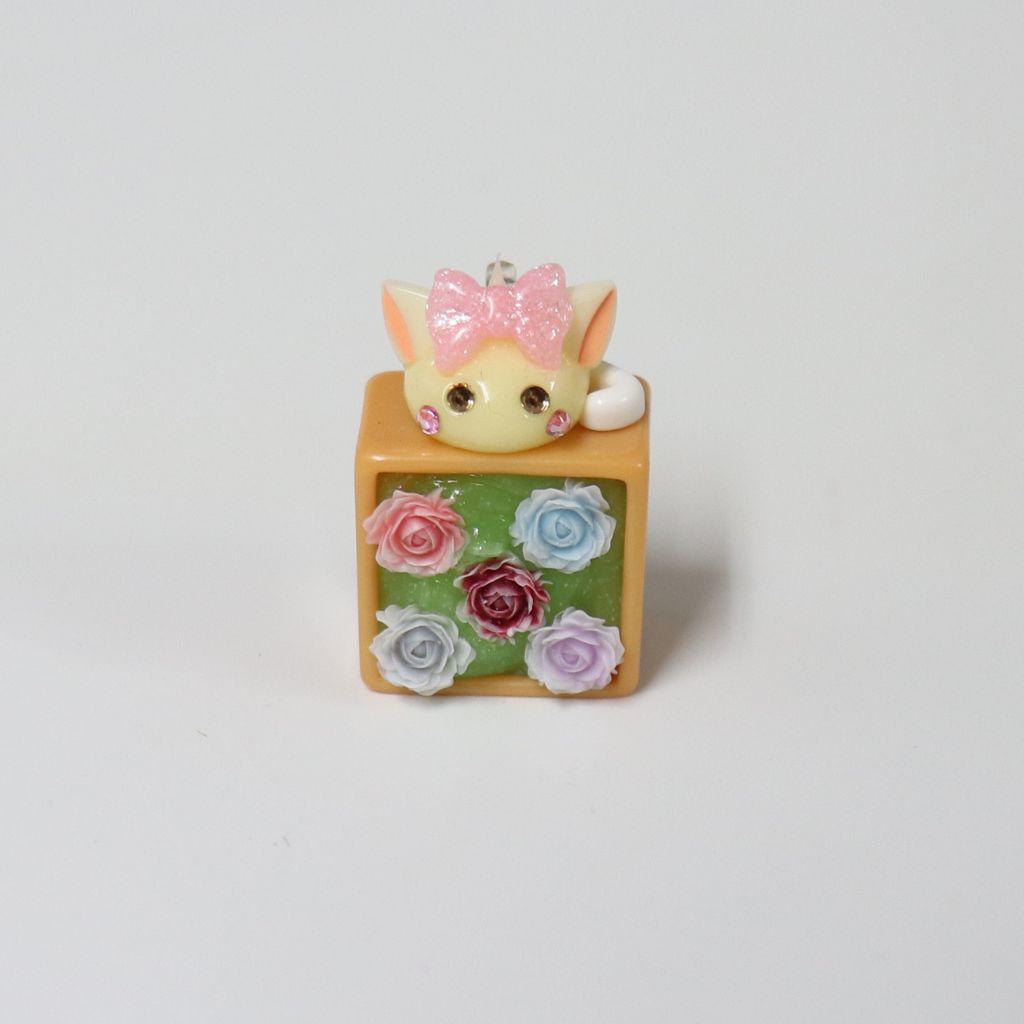 パステル黄/ネコほっぺちゃんがお届け♡FlowerBox／ストラップ
