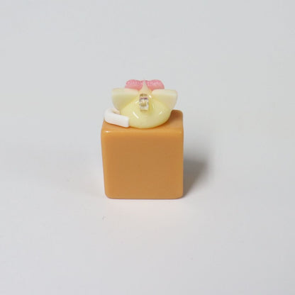パステル黄/ネコほっぺちゃんがお届け♡FlowerBox／ストラップ
