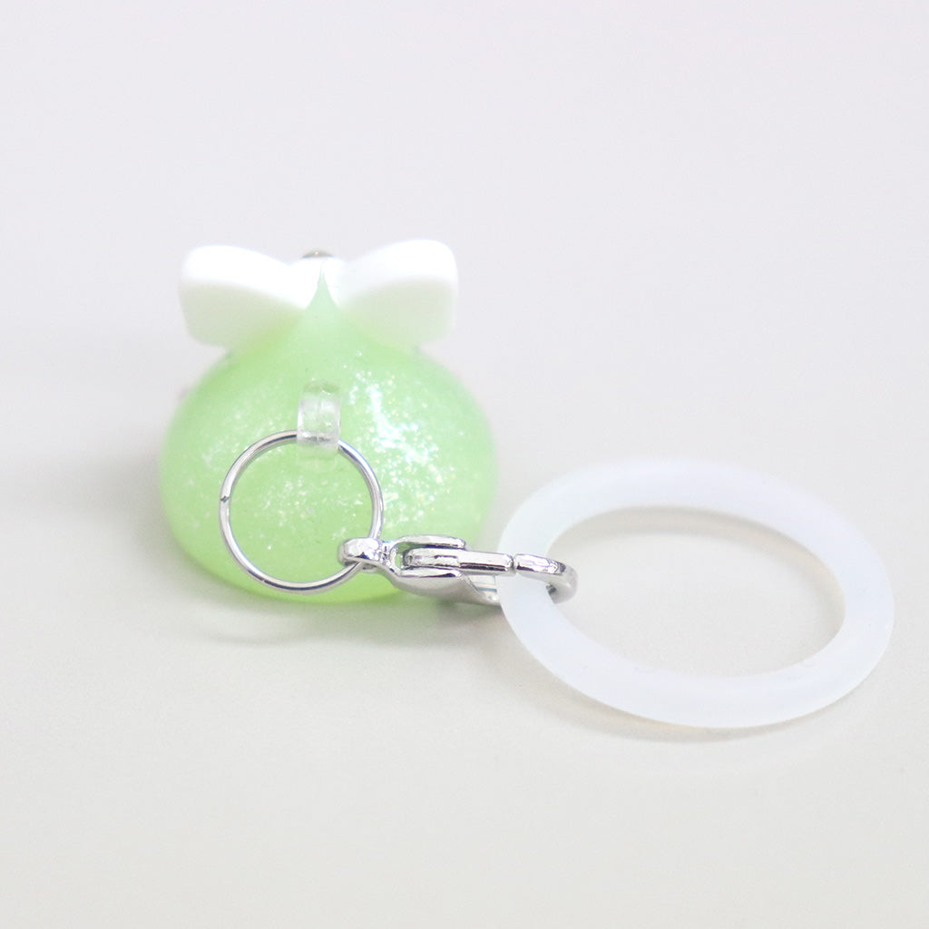 緑ラメ／8月生まれのペリドットほっぺちゃんめじるしチャーム／誕生石カラー