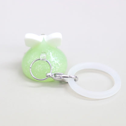 緑ラメ／8月生まれのペリドットほっぺちゃんめじるしチャーム／誕生石カラー