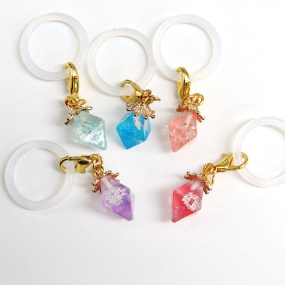 雪の結晶を閉じ込めた氷のクリスタル風めじるしチャーム